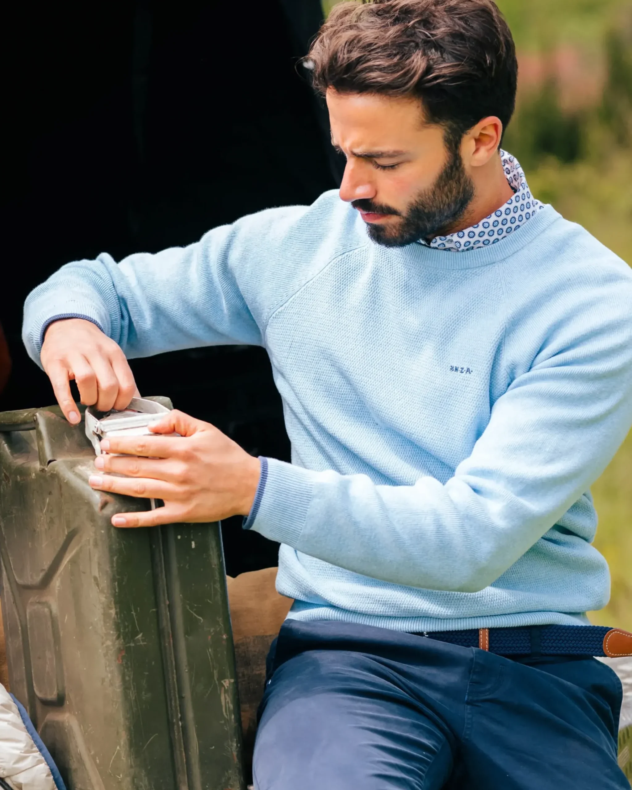Blauwe effen pullover met ronde hals