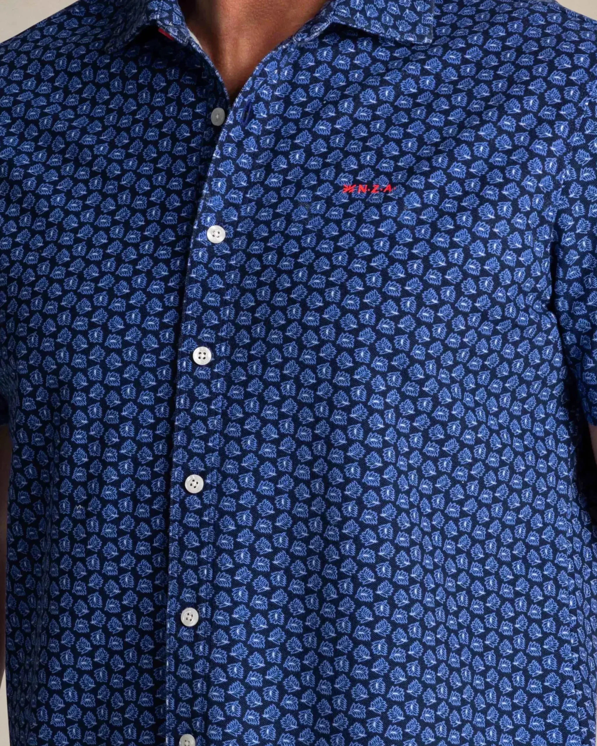 Blauw overhemd met kleine witte stippen
