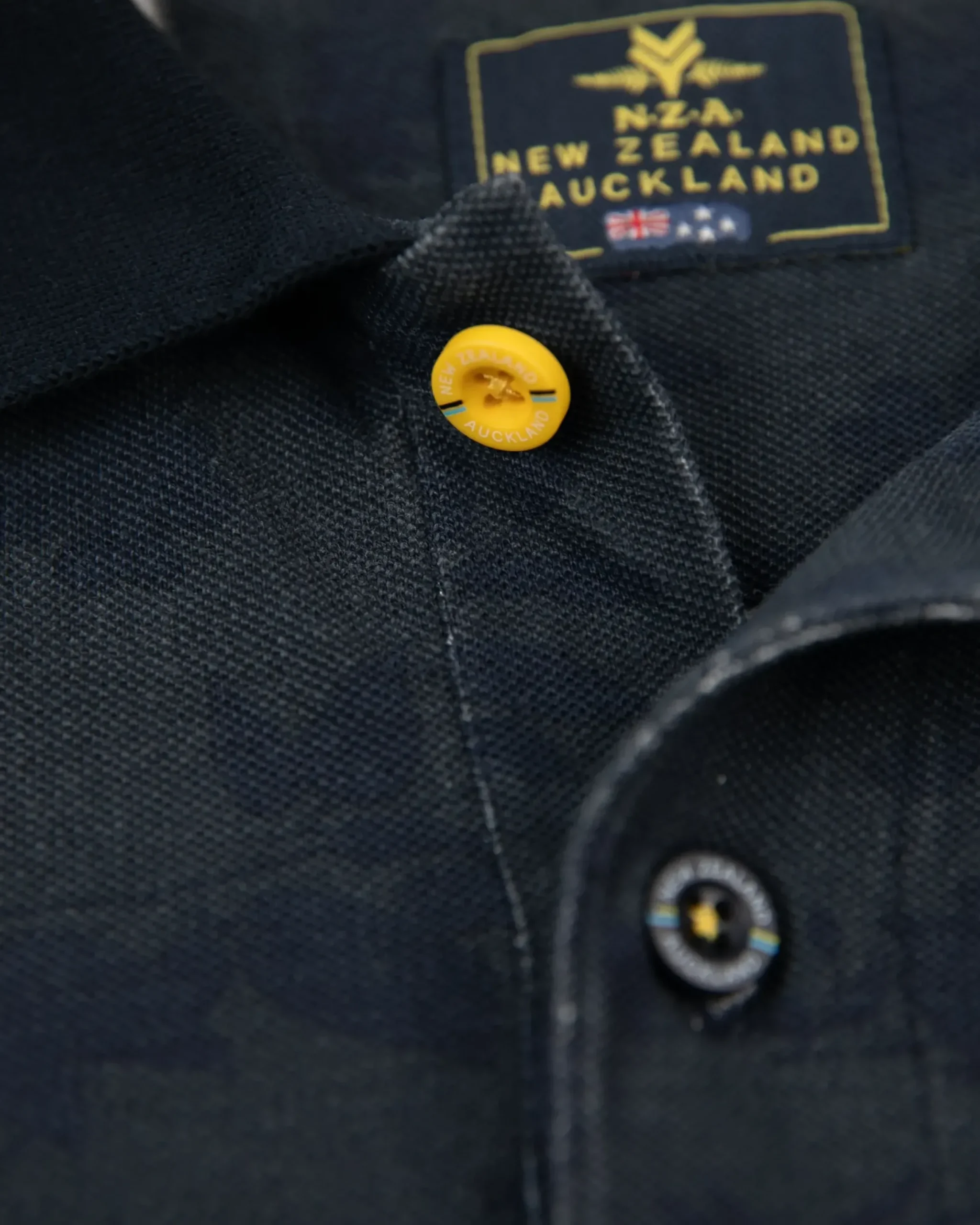 Donkerblauwe polo met bladprint