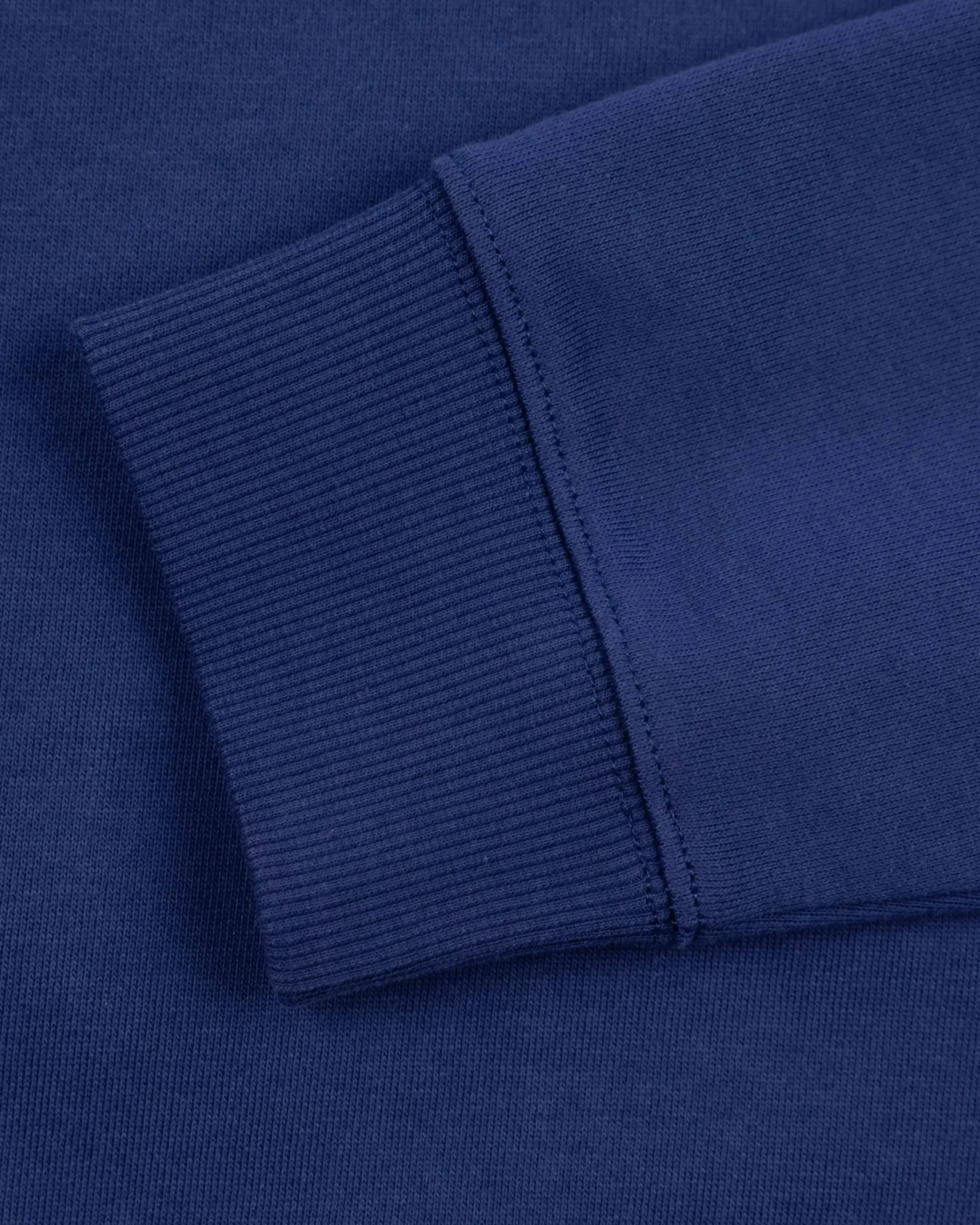 Donkerblauwe trui met lichtblauwe strepen