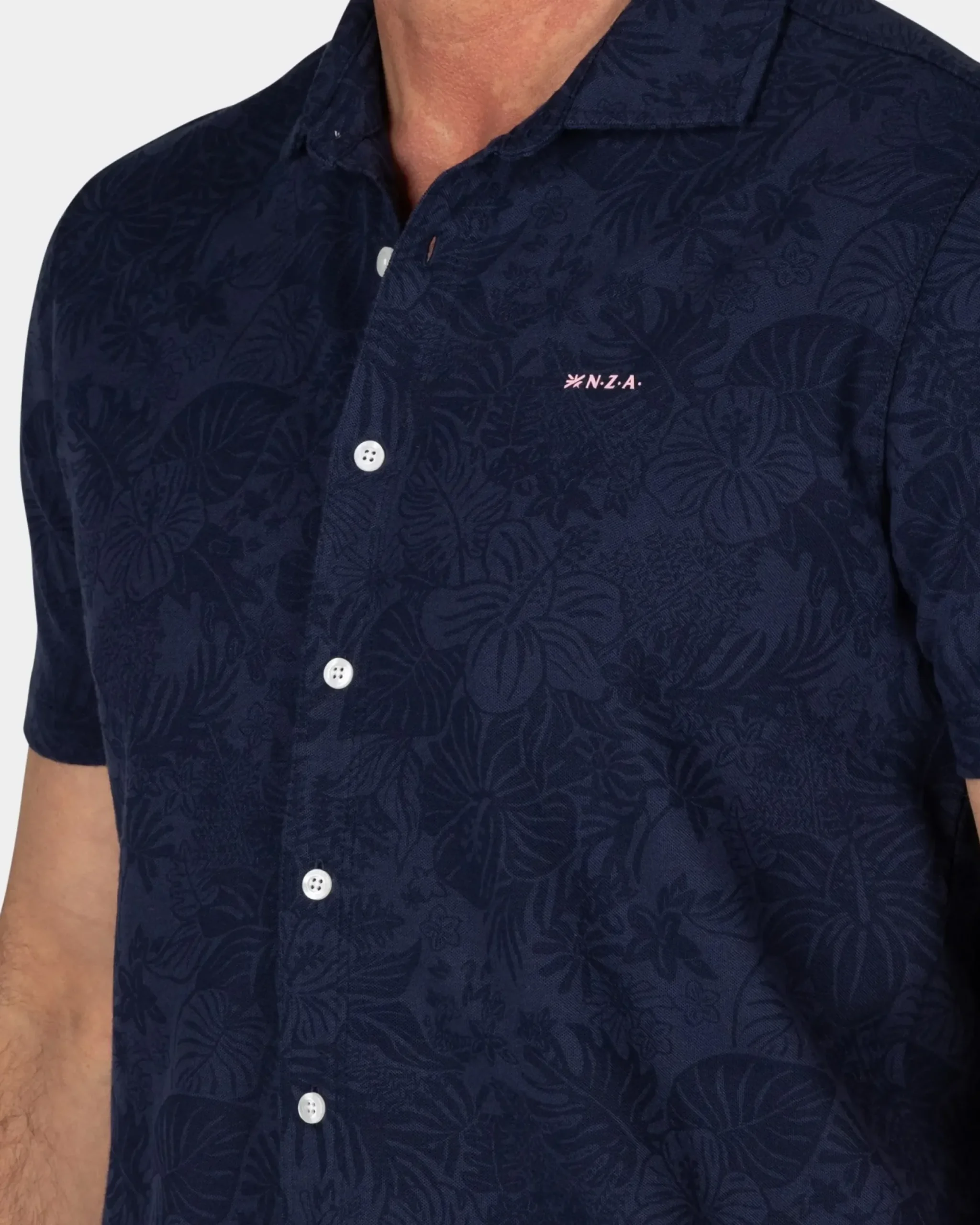 Donkerblauw overhemd met korte mouw en bloemprint