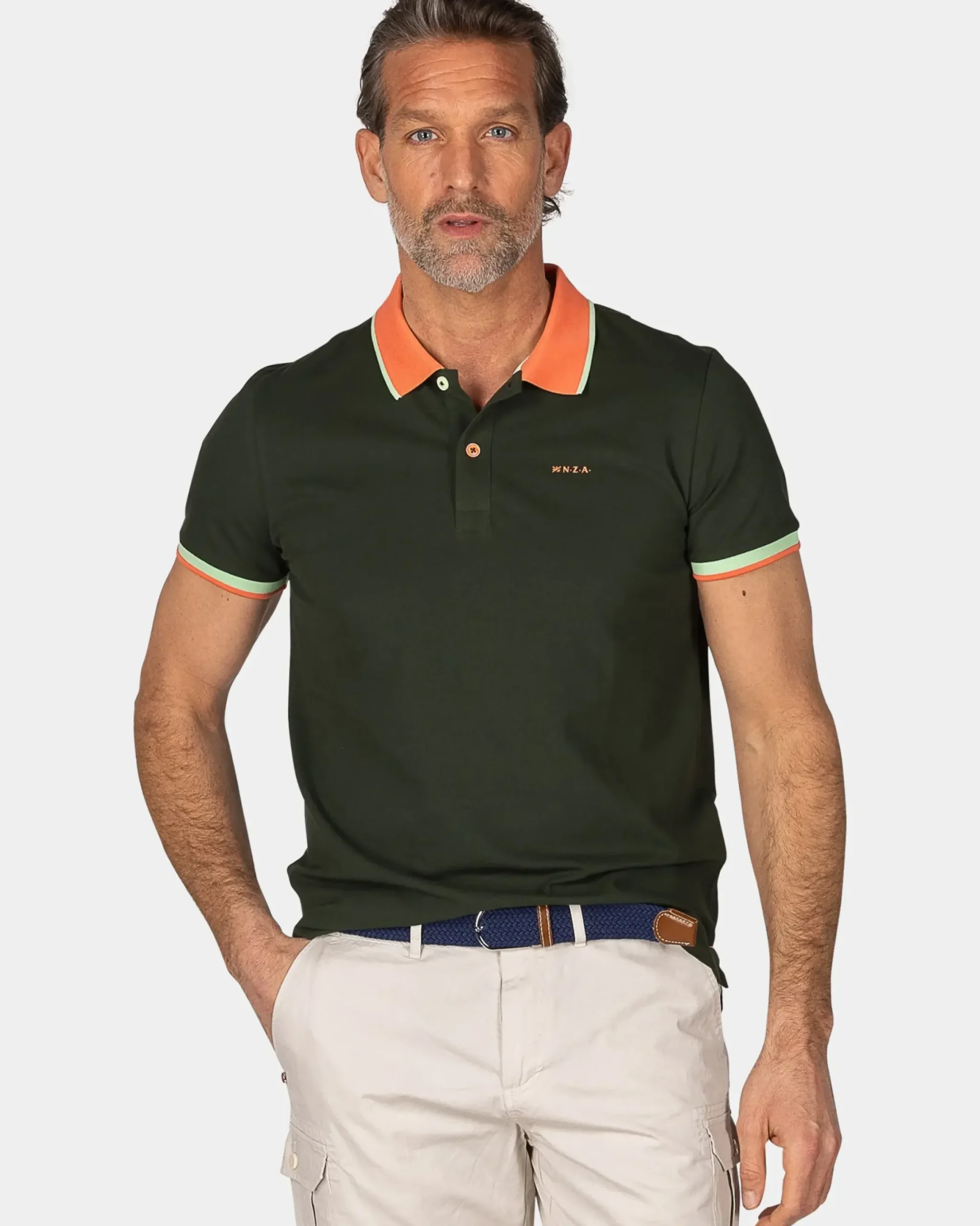 Donkergroene polo met oranje kraag