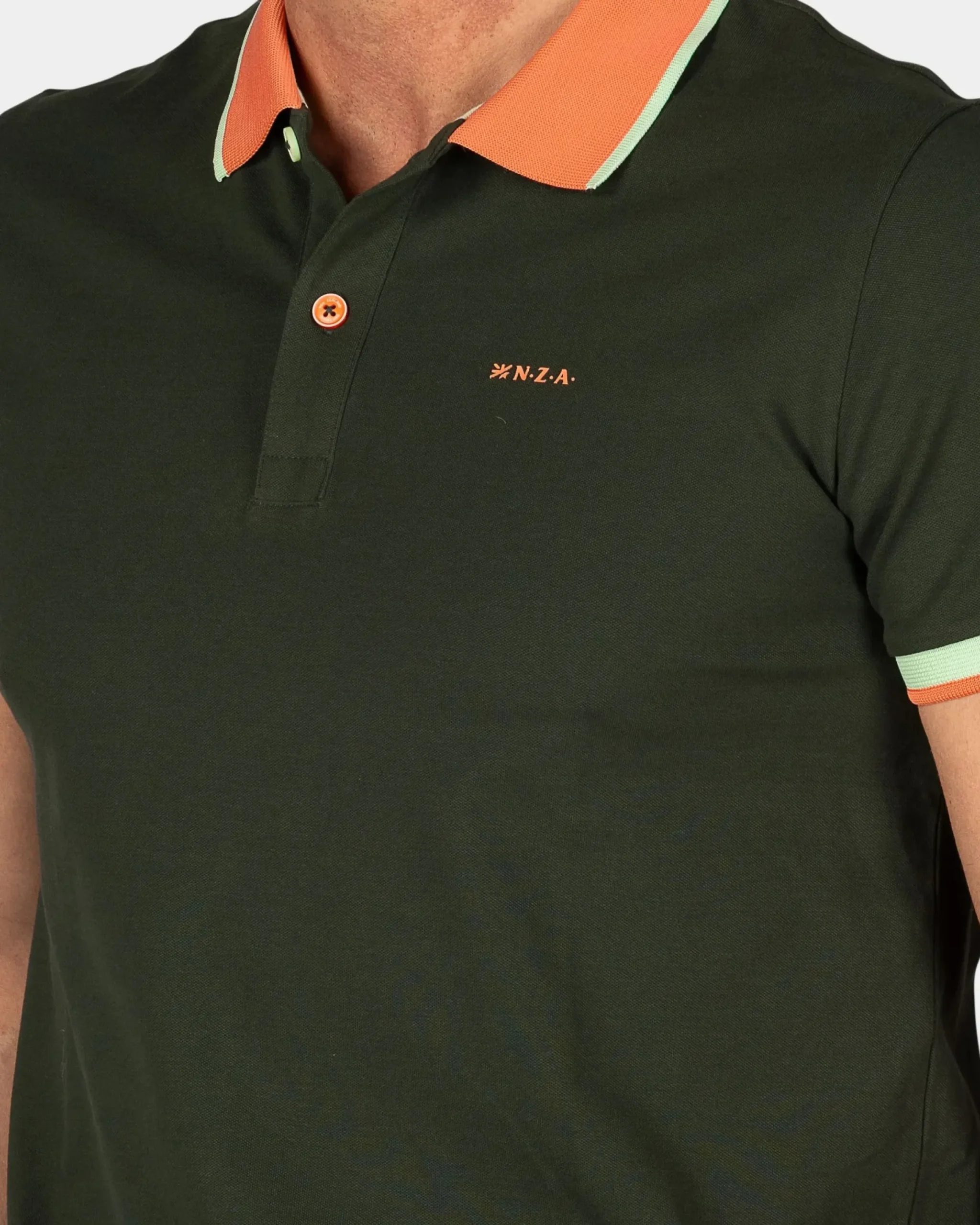 Donkergroene polo met oranje kraag