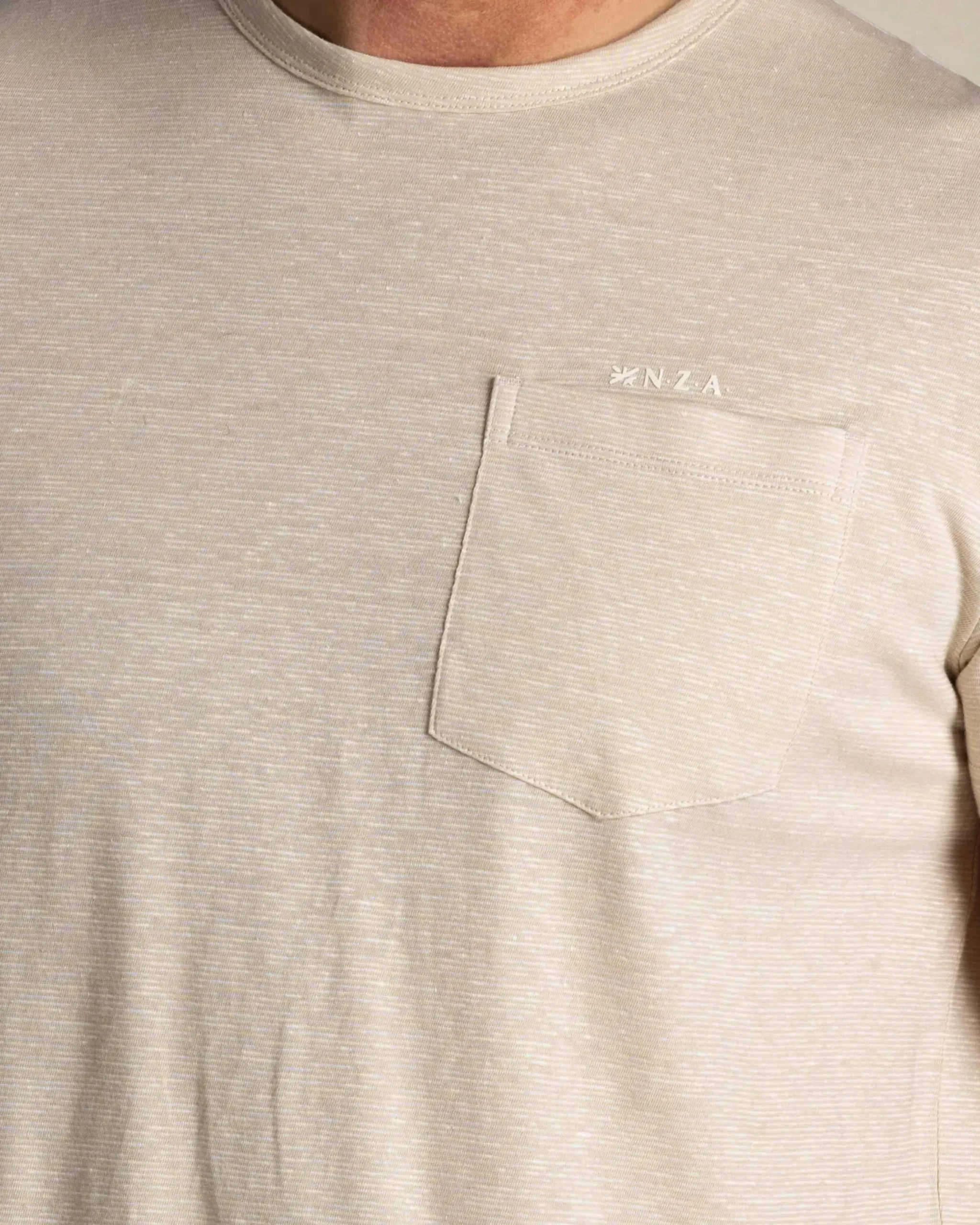 Ecru T-shirt met borstzakje