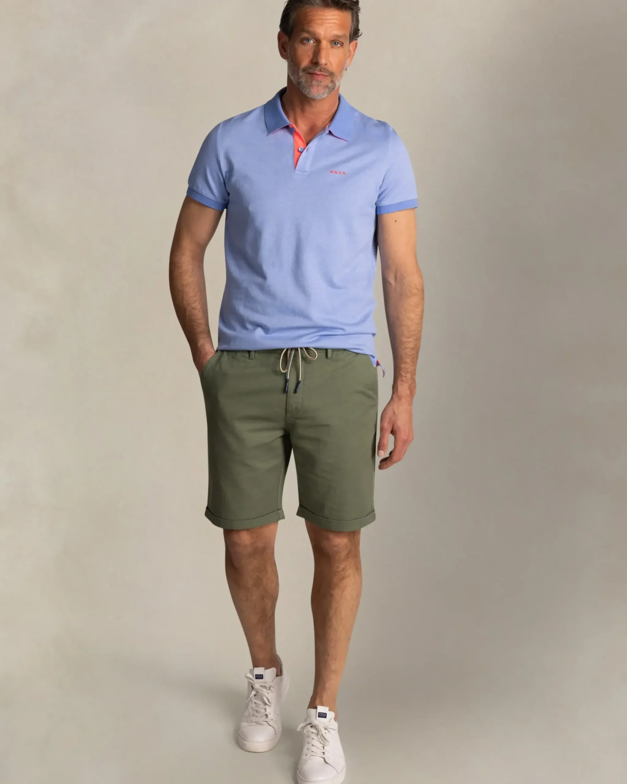 Effen lichtblauwe polo met oranje details