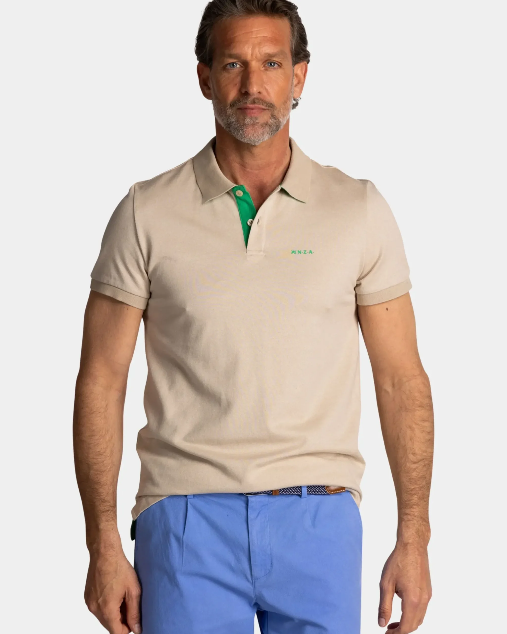 Effen lichtbruine polo met groene details