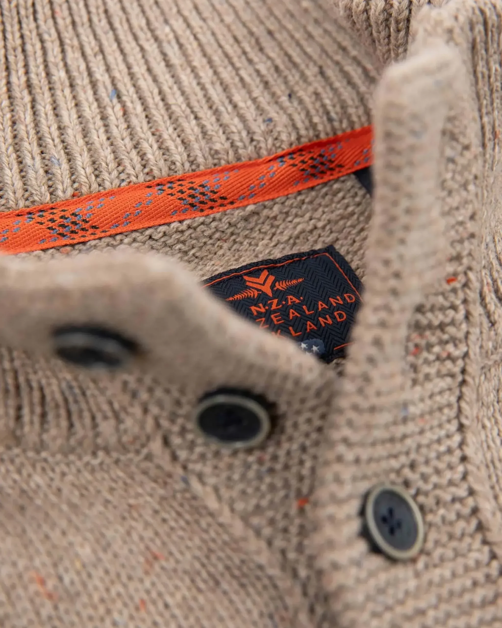 Effen trui met halve knoopssluiting - Sahara Sand