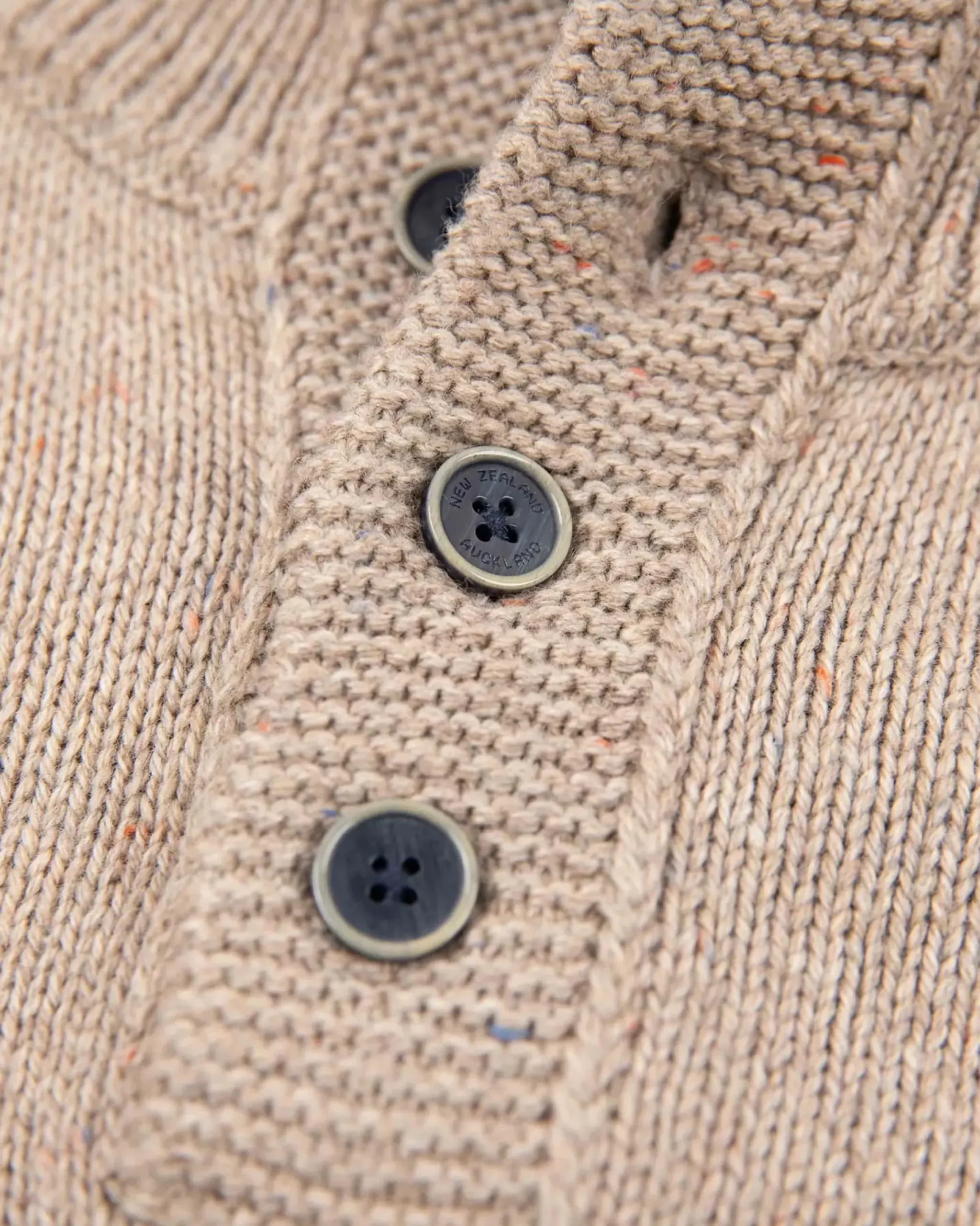 Effen trui met halve knoopssluiting - Sahara Sand