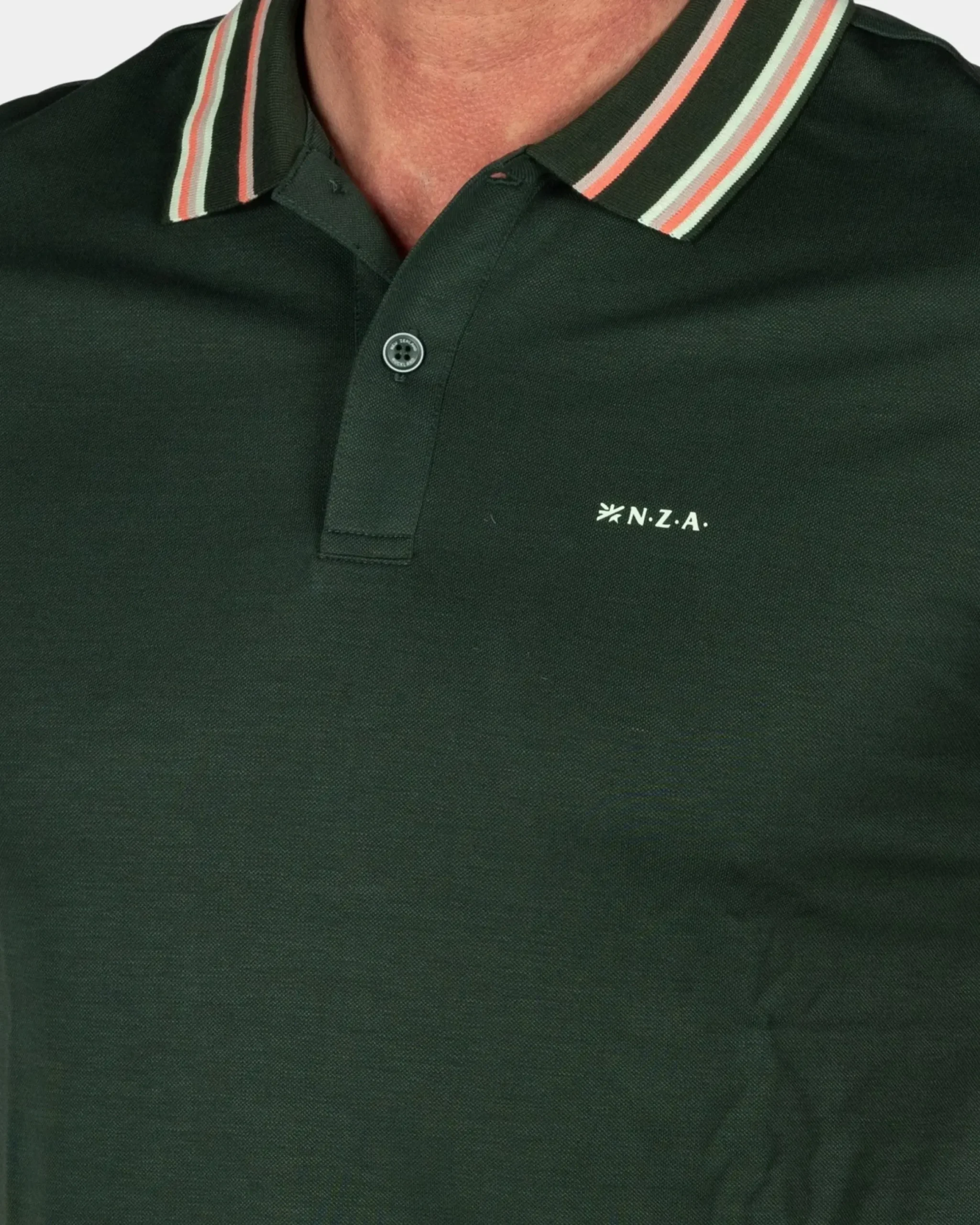 Groene polo met gestreepte kraag