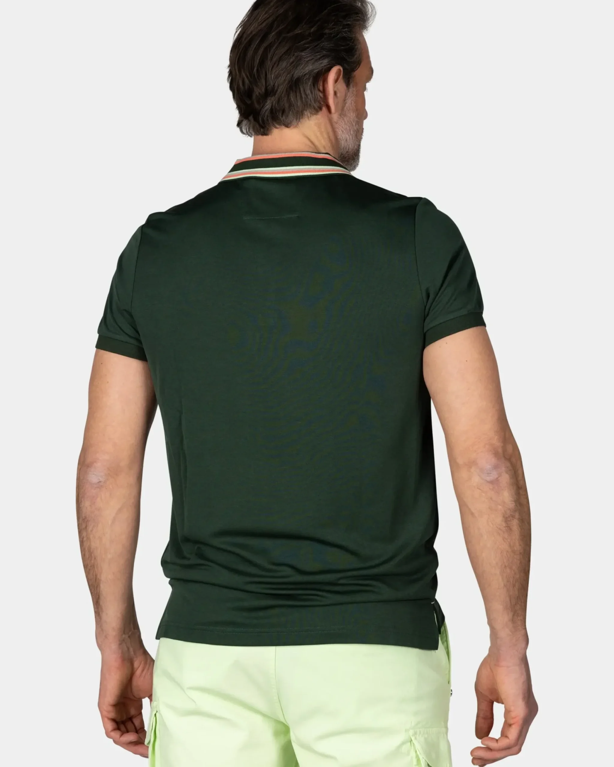 Groene polo met gestreepte kraag
