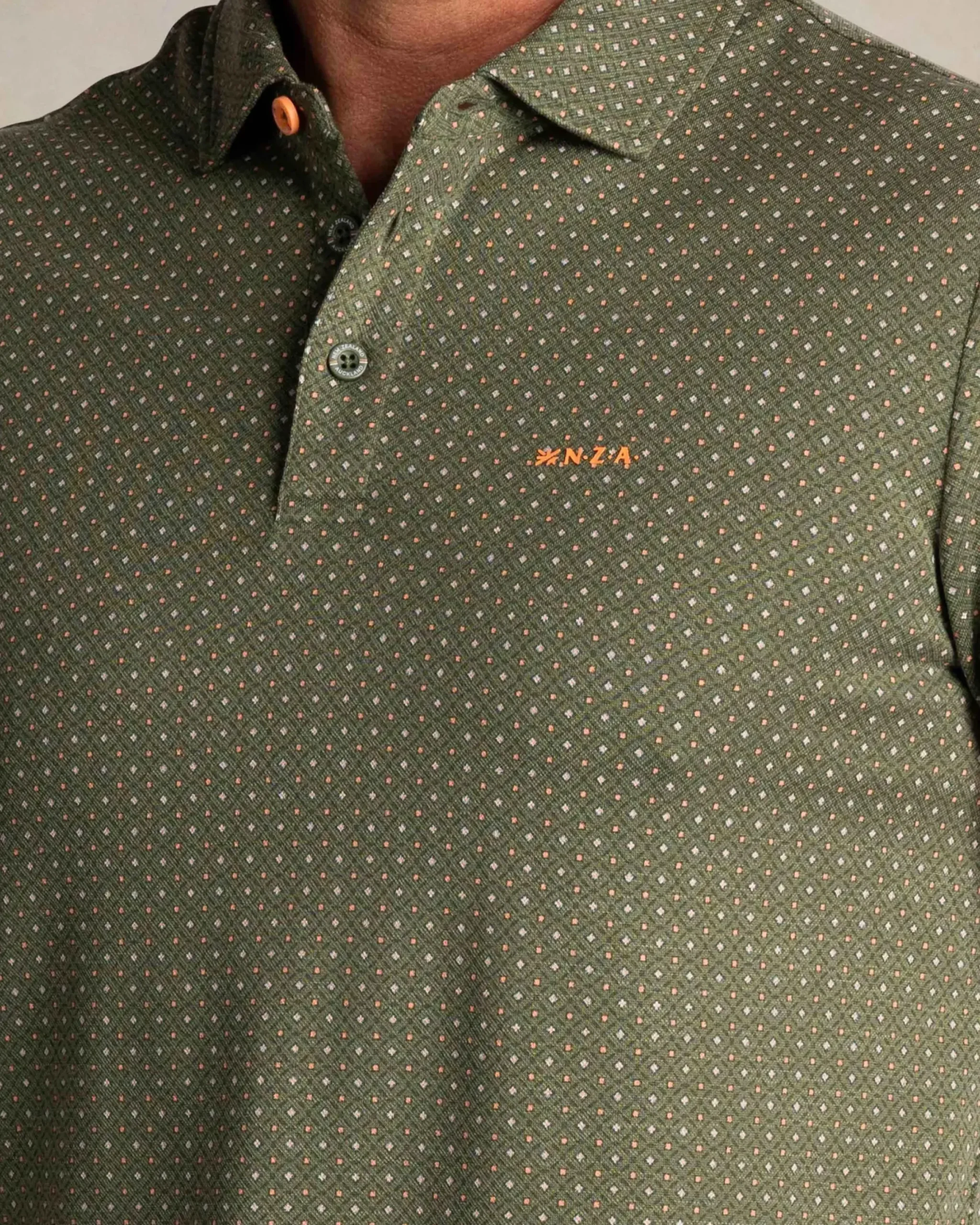 Groene polo met kleine oranje stippen