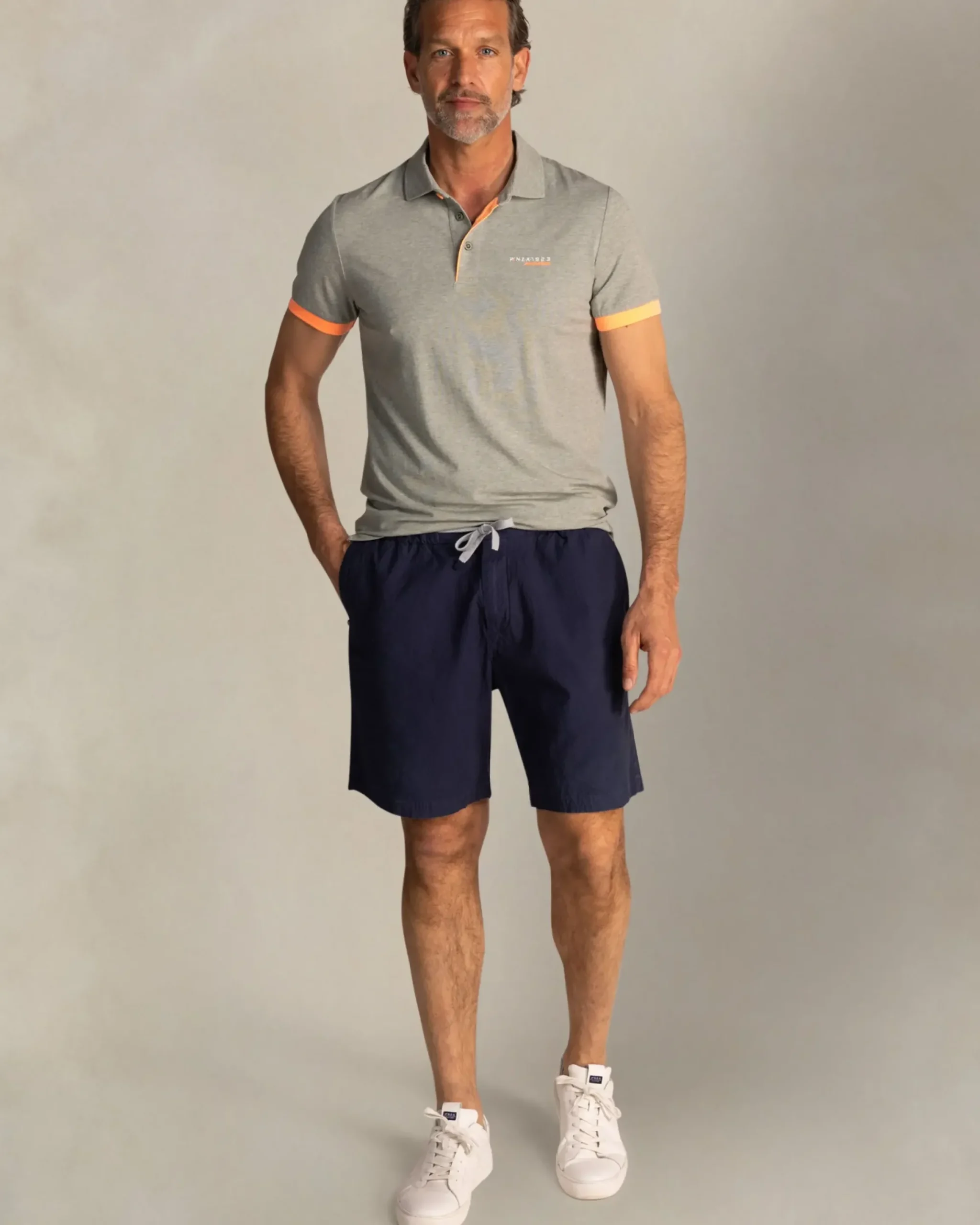 Groene polo met oranje details