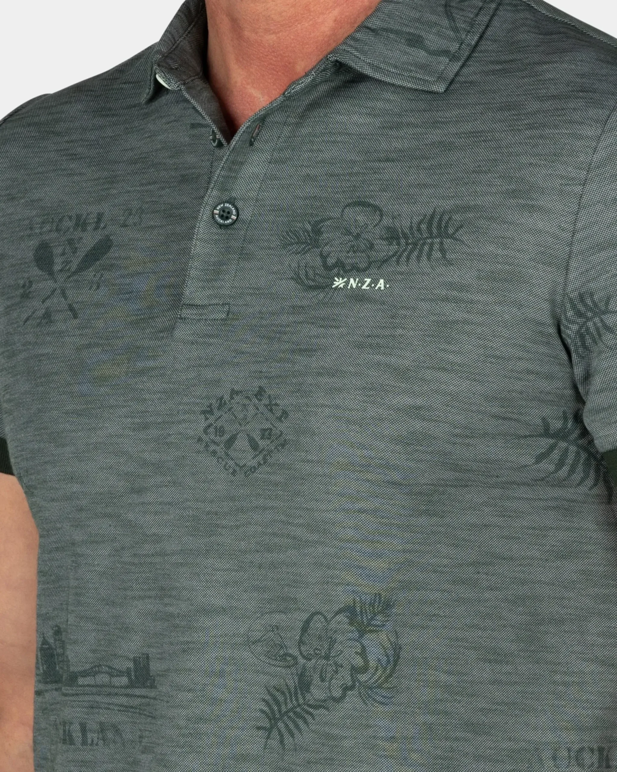 Groengrijze polo met bladprint