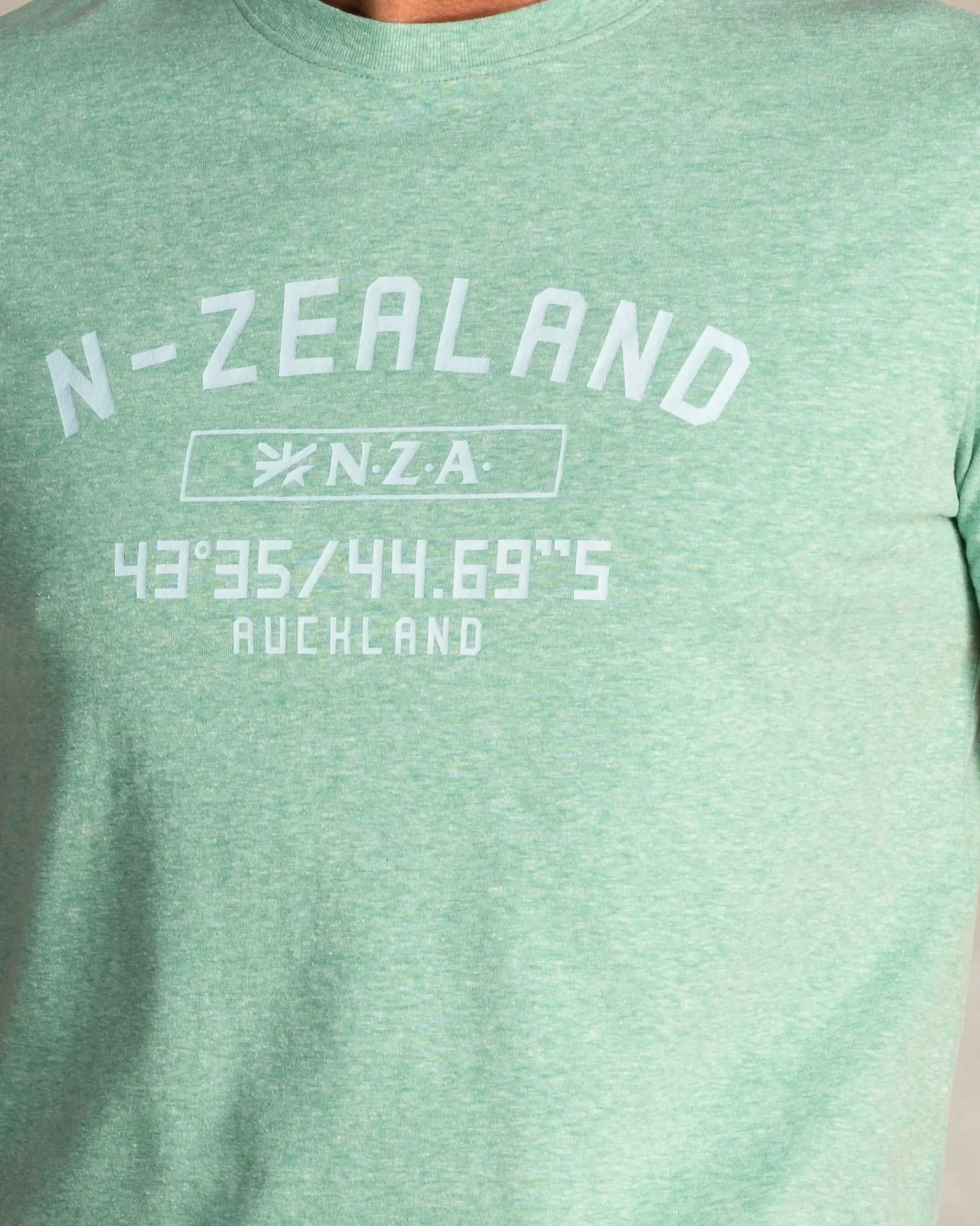 Groen t-shirt met NZA logo op de borst