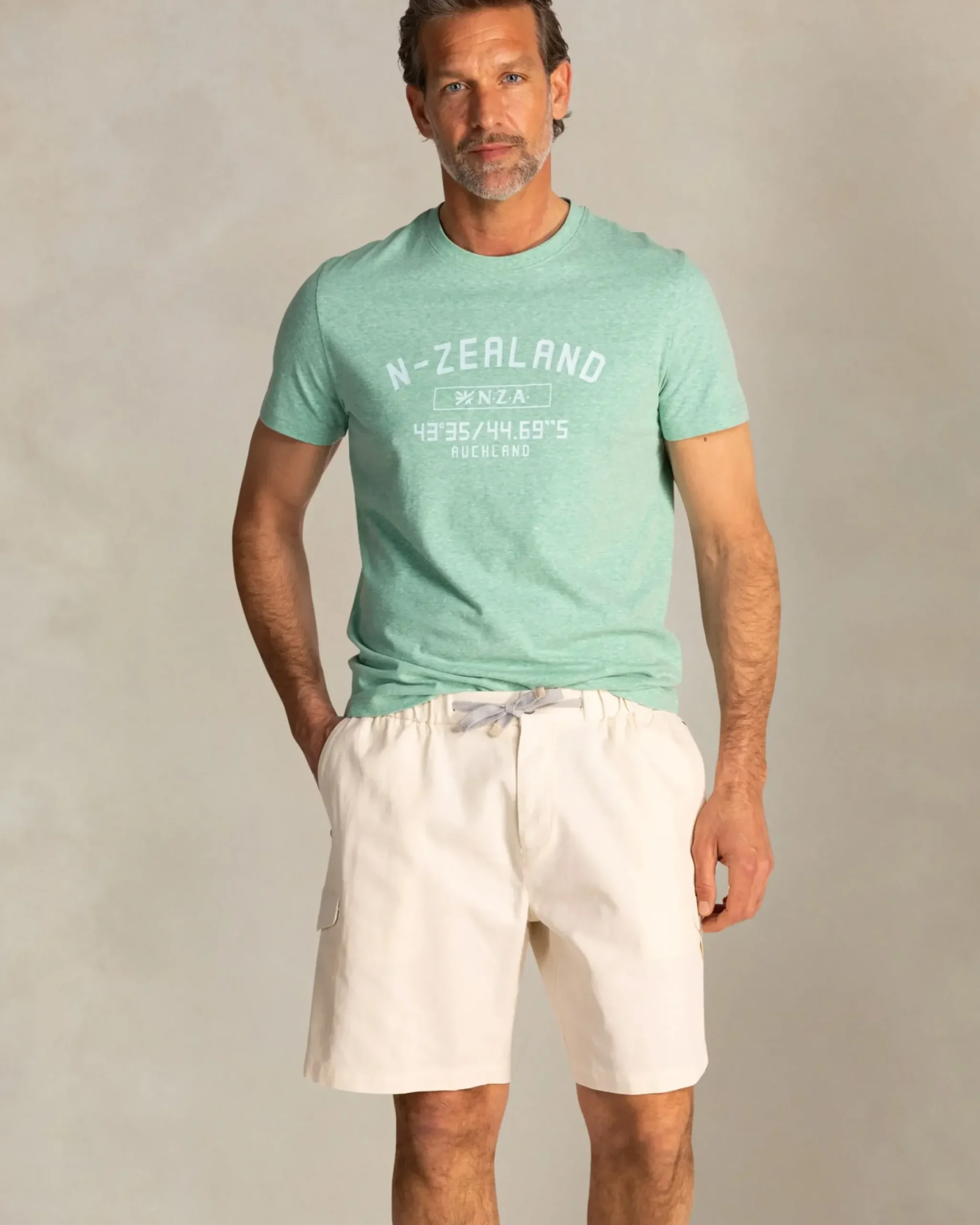 Groen t-shirt met NZA logo op de borst