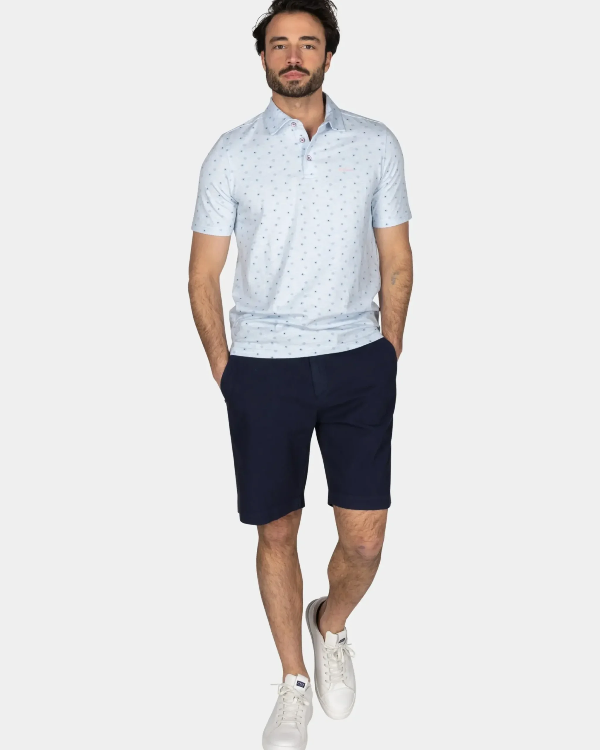 Katoenen pastelblauwe polo met kleine stippen