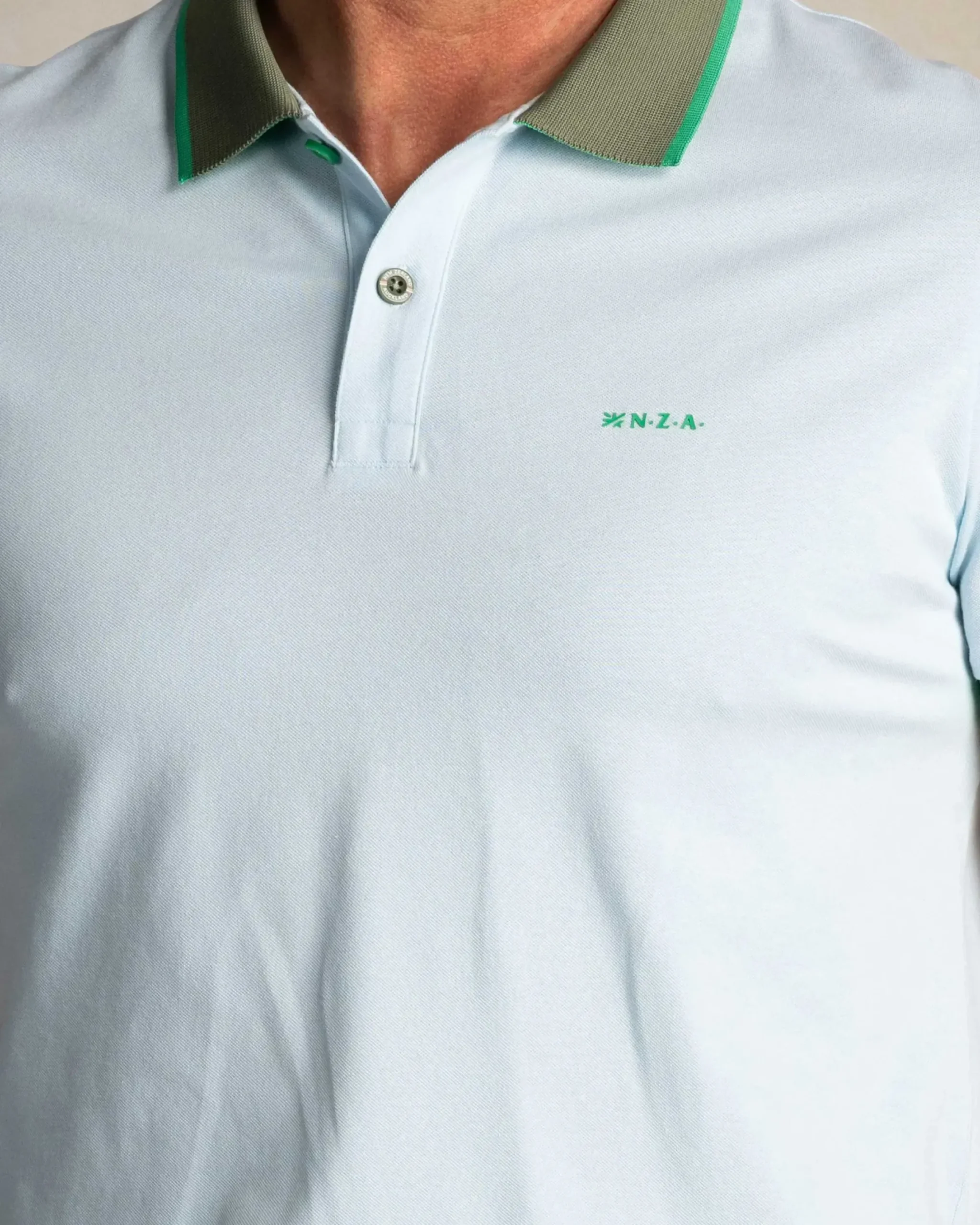 Lichtblauwe katoenen polo met groene kraag