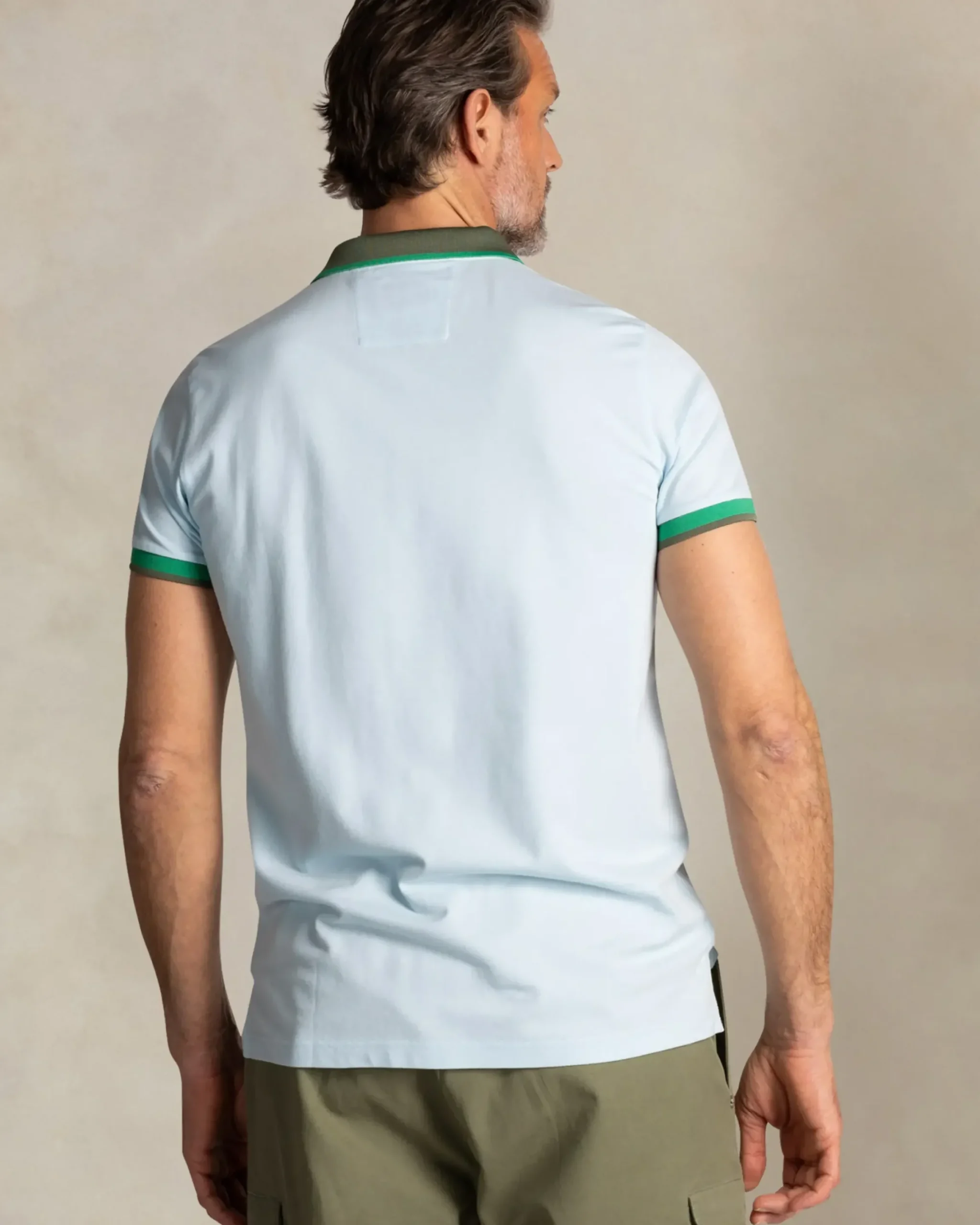 Lichtblauwe katoenen polo met groene kraag