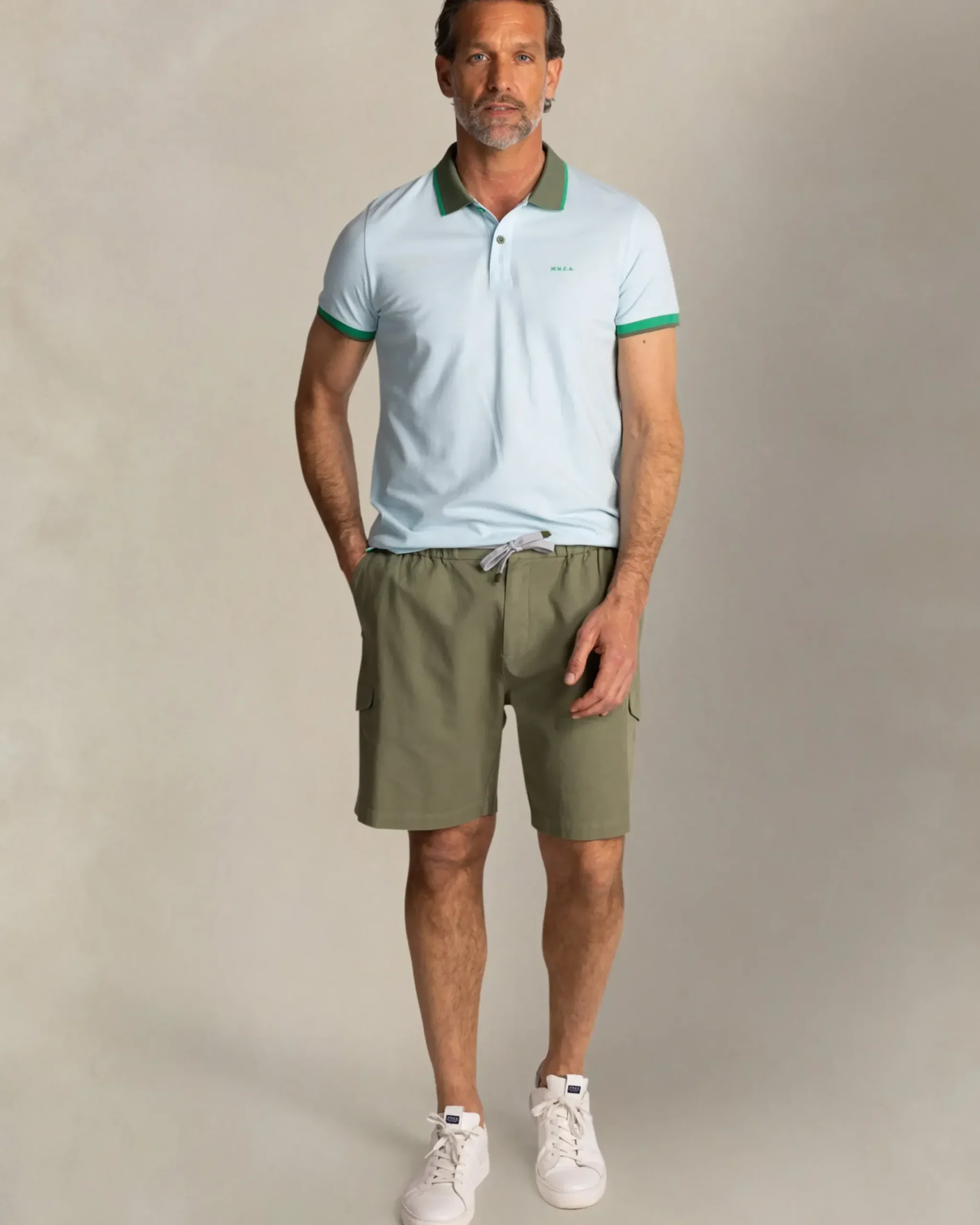 Lichtblauwe katoenen polo met groene kraag