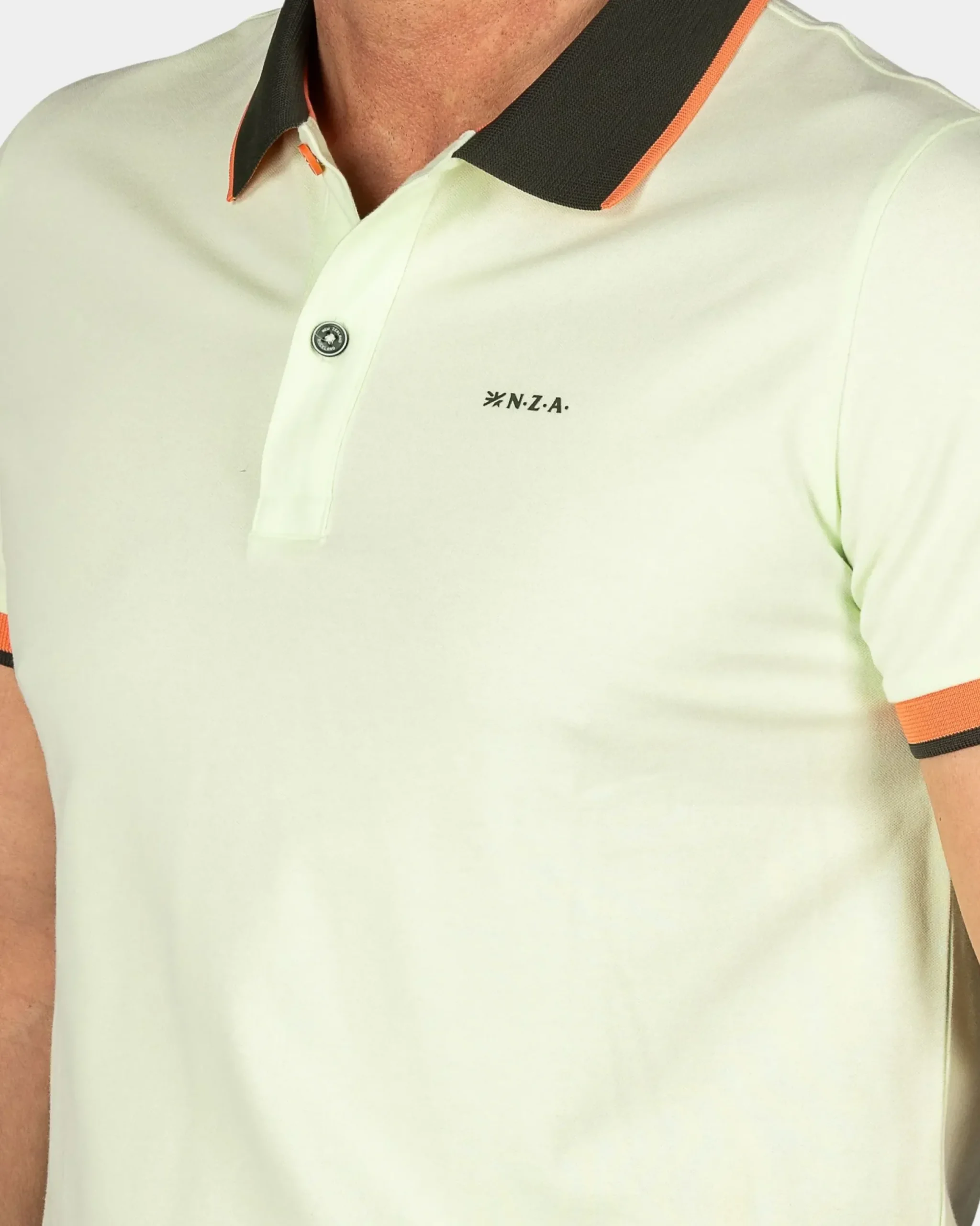 Mintgroene polo met blauwe kraag