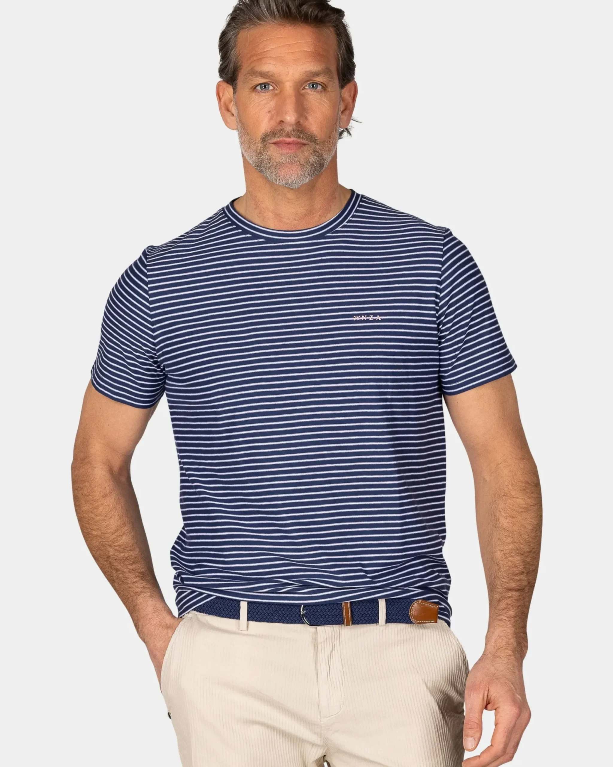 Navy t-shirt met kleine witte streep