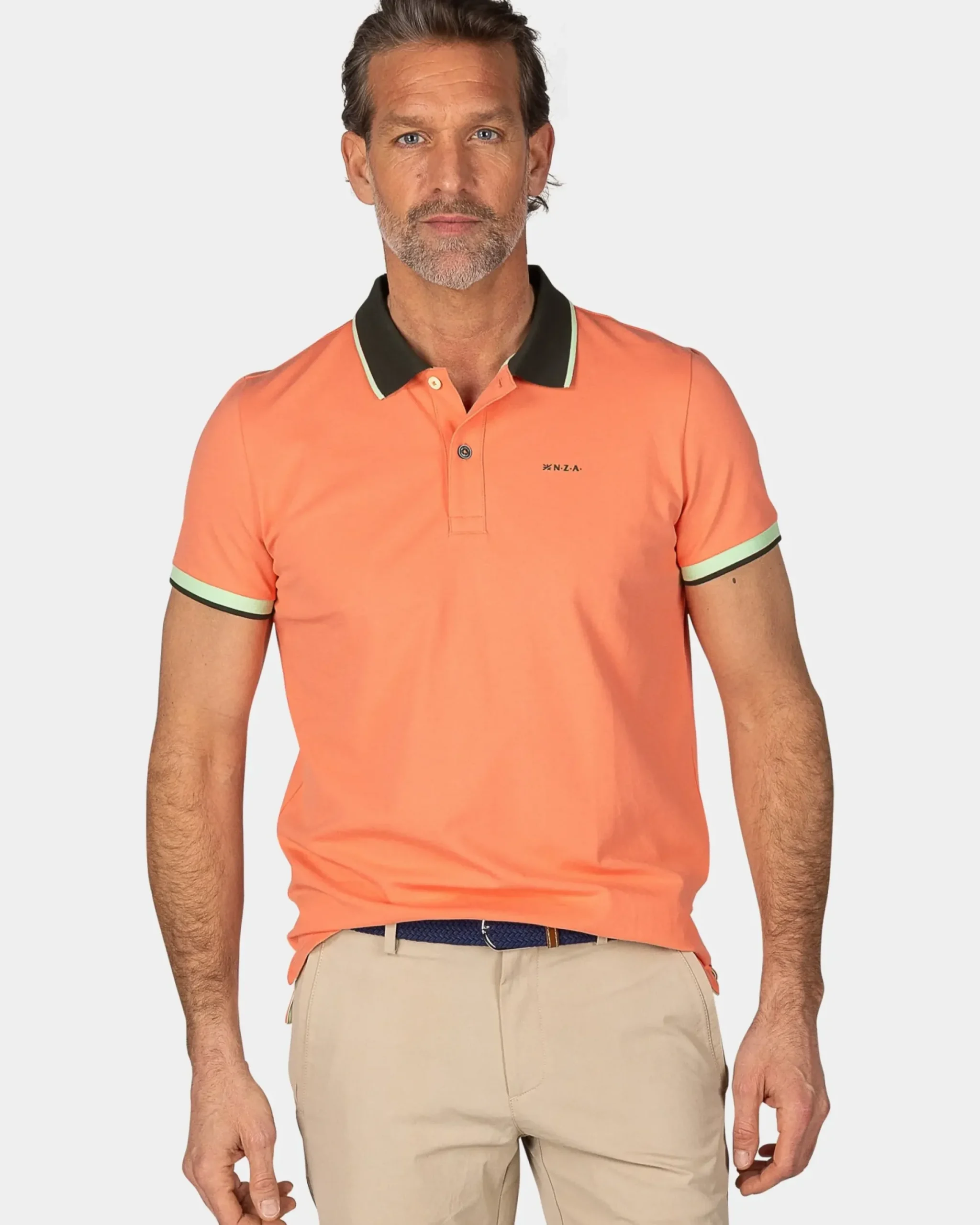 Oranje polo met blauwe kraag