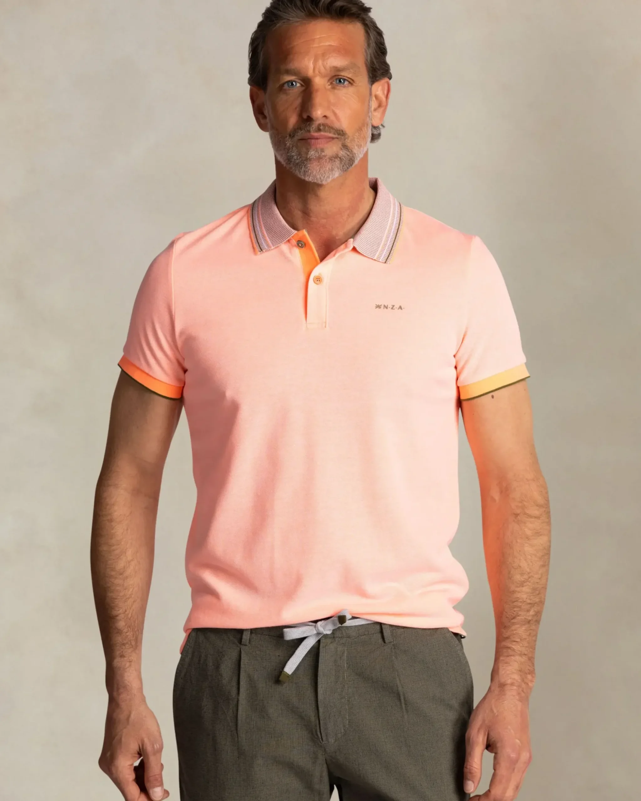 Oranje polo met gestreepte kraag