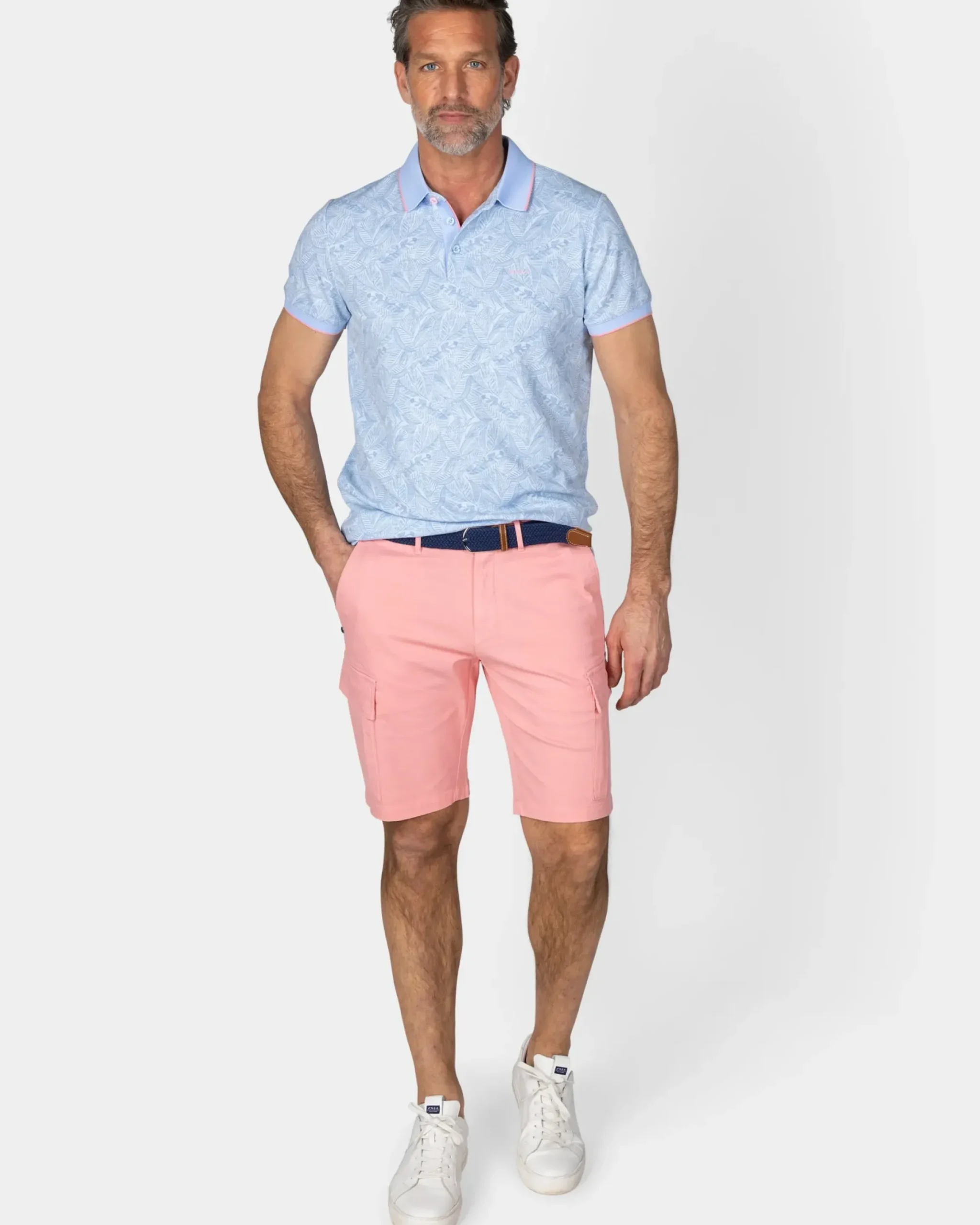 Pastelblauwe polo met bladprint