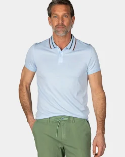 Pastelblauwe polo met gestreepte kraag
