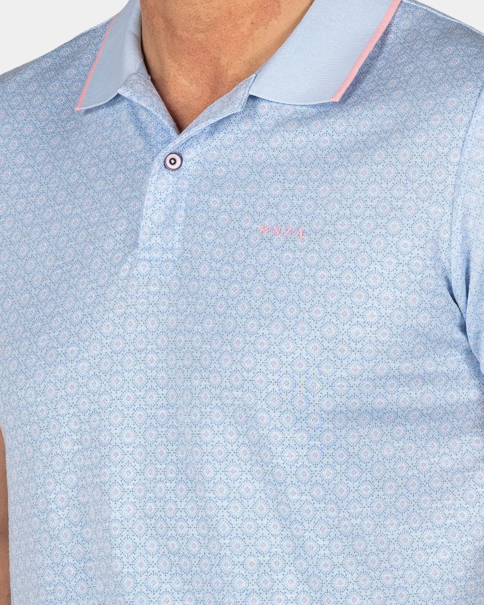 Pastelblauwe polo met roze details