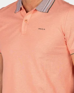 Pasteloranje polo met gestreepte kraag