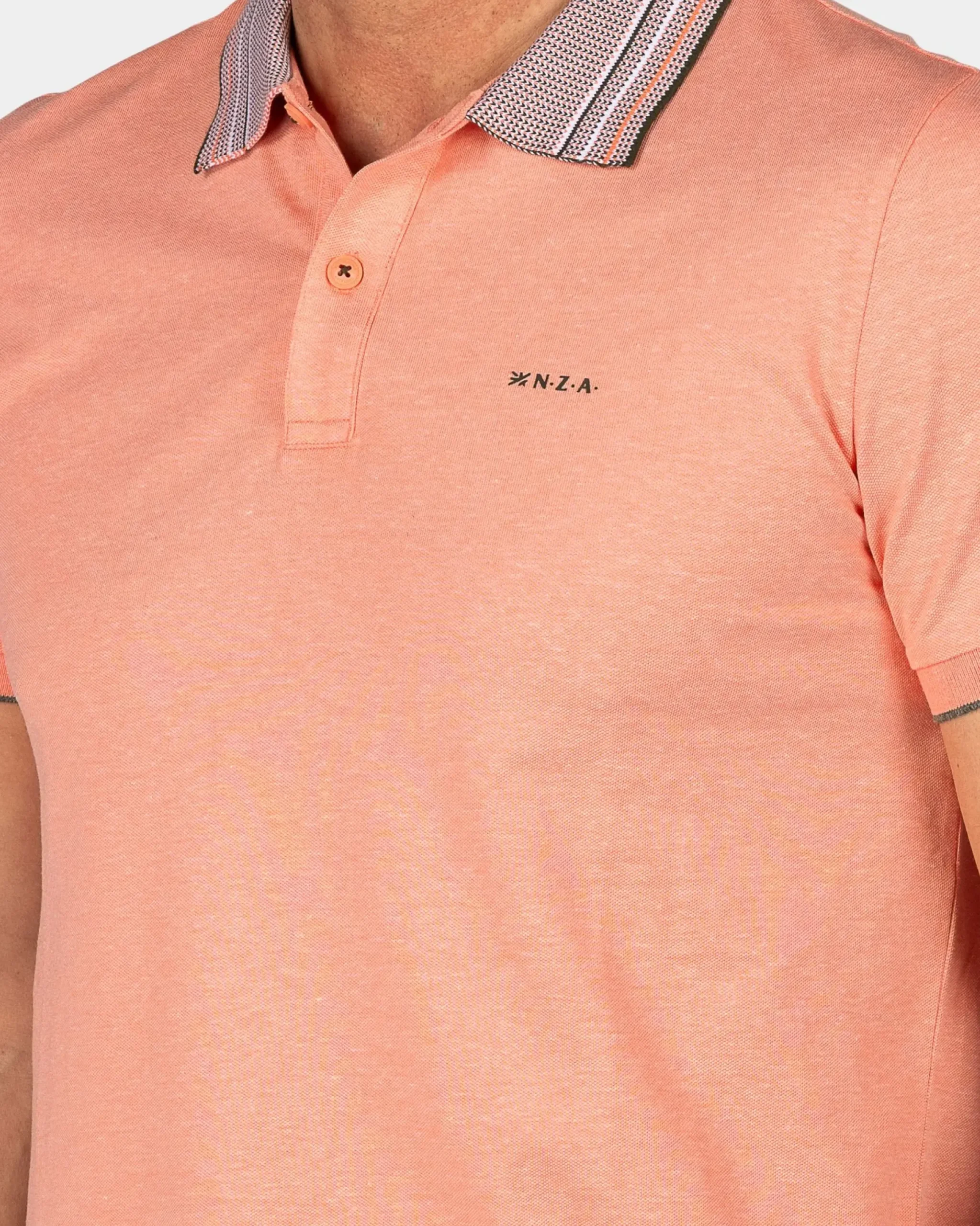 Pasteloranje polo met gestreepte kraag