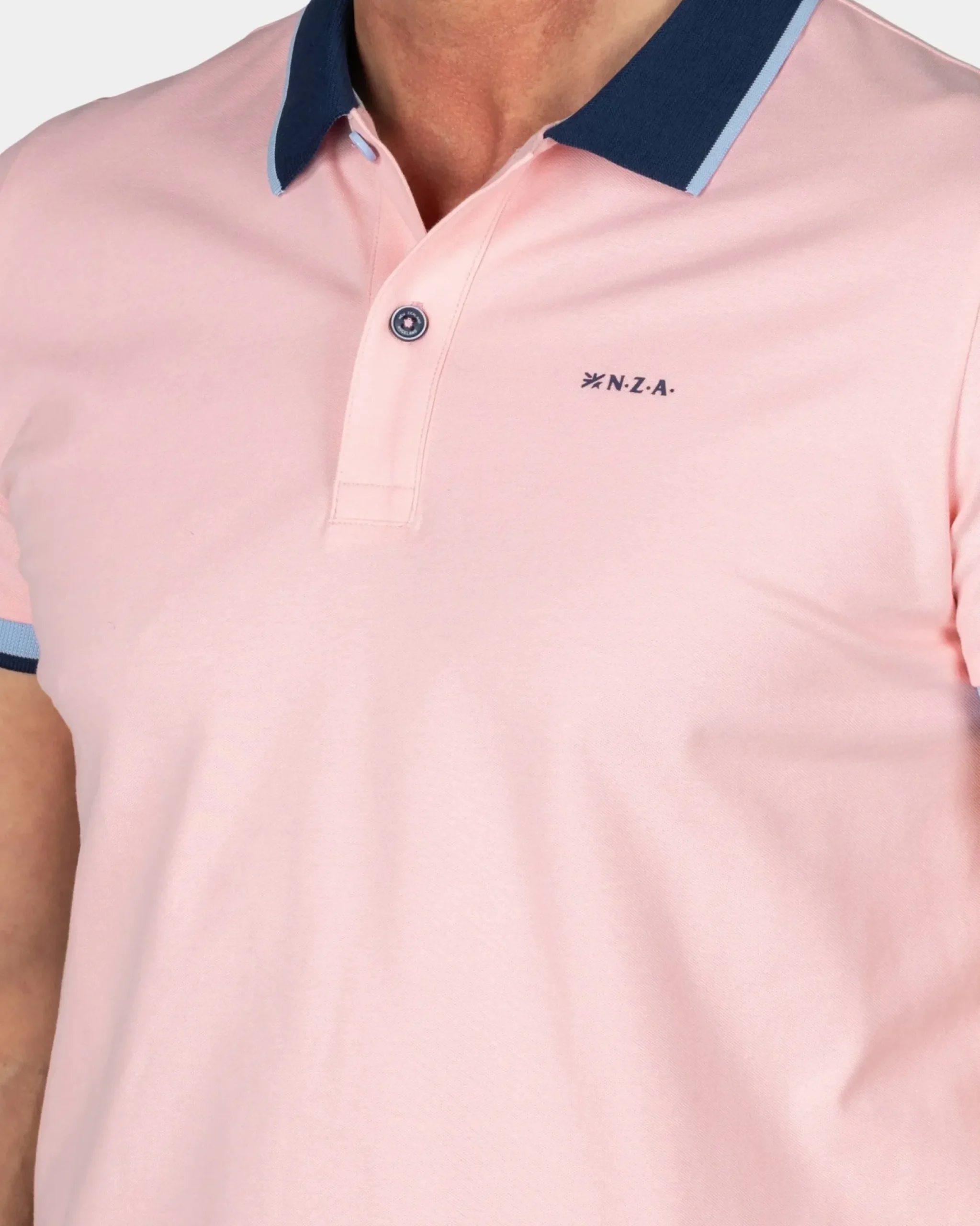 Pastelroze polo met blauwe kraag
