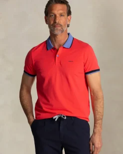 Rode katoenen polo met blauwe kraag