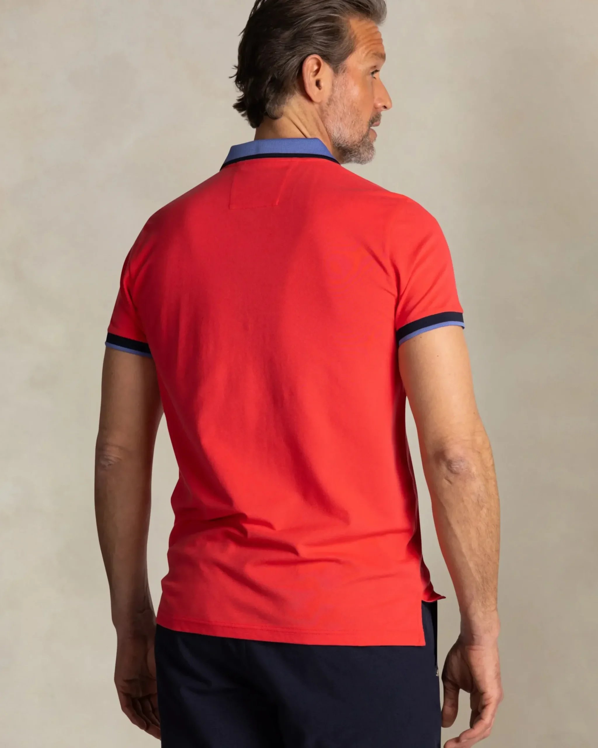 Rode katoenen polo met blauwe kraag