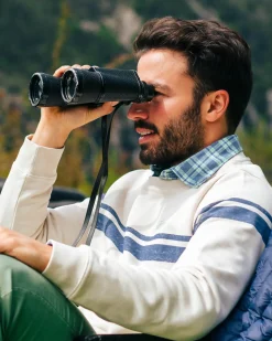 Witte trui met lichtblauwe strepen
