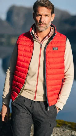Zandkleurig vest met rode accenten - Shimmering Sand